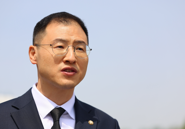 [속보]‘이재명 공개 지지’ 김상욱 “李 직접 전화해 입당 제안, 내일 만날 것”