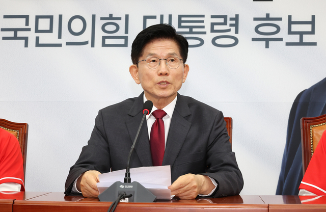 김문수 국민의힘 대선 후보가 15일 서울 여의도 국회에서 긴급 기자회견을 하고 있다. 연합뉴스