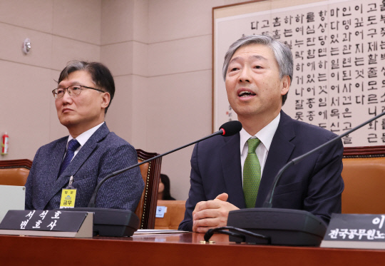 14일 국회에서 열린 법제사법위원회의 조희대 대법원장 등 사법부의 대선개입 의혹 진상규명 청문회에서 증인으로 출석한 서석호 변호사가 의원 질의에 답변하고 있다. 연합뉴스