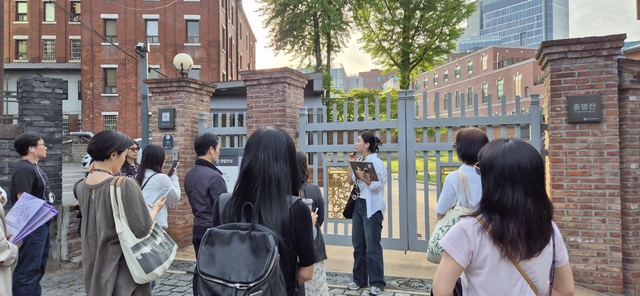 정동 도보투어가 진행되고 있다.중구청 제공