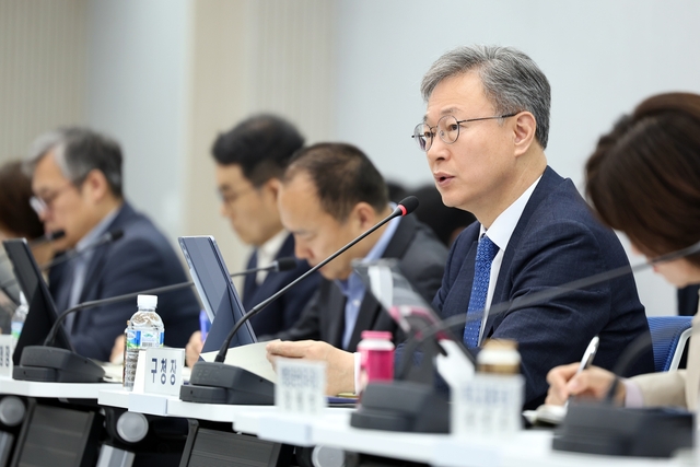 장인홍 구로구청장이 15일 오전 구로구청에서 열린 확대간부회의에서 규제개혁 전담반(TF) 구성 등에 대해 말하고 있다. 구로구청 제공