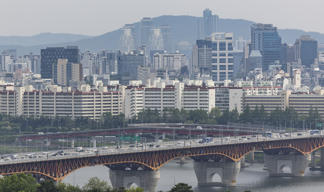 사진은 13일 서울 응봉산에서 바라온 강남구 압구정동, 청담동 일대 아파트 단지의 모습. 연합뉴스