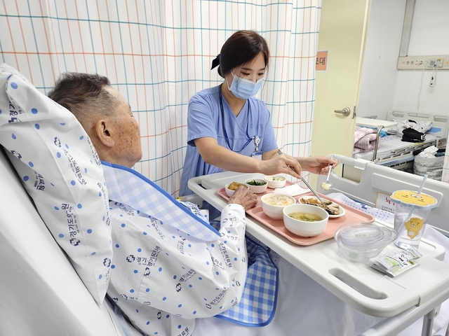 경기도의료원 병실에서 한 간호사가 환자의 식사를 돕고 있다. 경기도청 제공