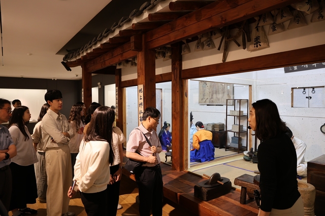 제약 바이오 산업 관련 정부 부처 및 업계 관계자들이 14일 충북 음성 한독의약박물관을 둘러보고 있다. 한국제약바이오협회 제공.