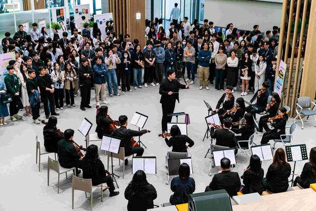 삼성바이오로직스가 13일부터 16일까지 진행하는 ‘2025 동호회 페스티벌’에서 사내 오케스트라 동호회가 공연을 선보이고 있다. 삼성바이오로직스 제공