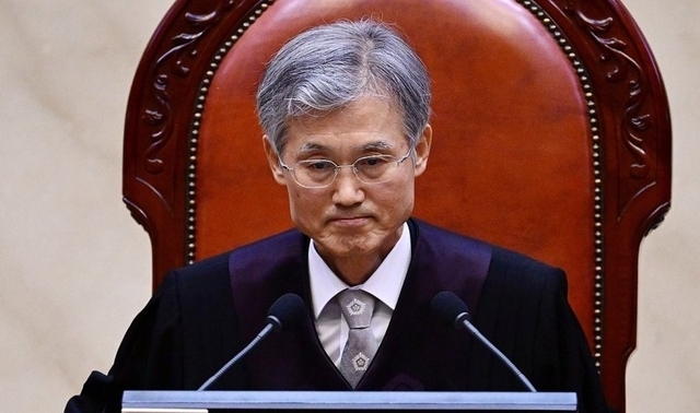조희대 대법원장이 1일 서울 서초구 대법원에서 열린 더불어민주당 이재명 대선 후보의 공직선거법 위반 사건 상고심 선고에 참석, 입술을 다물고 있다. 연합뉴스