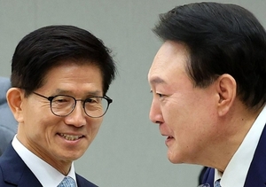 “윤석열 출당·탈당·거리둬야” 74% “단일화 내분 부정적” 71%