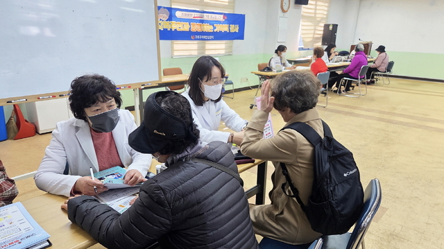 서울 구로구 ‘지역주민과 동행하는 기억력 검사’ 진행 모습. 구로구청 제공