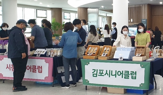 지난해 경기도가 추진한 노인생산품 판매 행사가 열리고 있다. 경기도청 제공