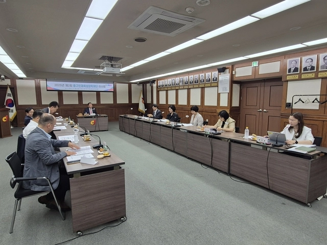 중구인재육성장학재단 이사회가 진행되고 있다.중구청 제공