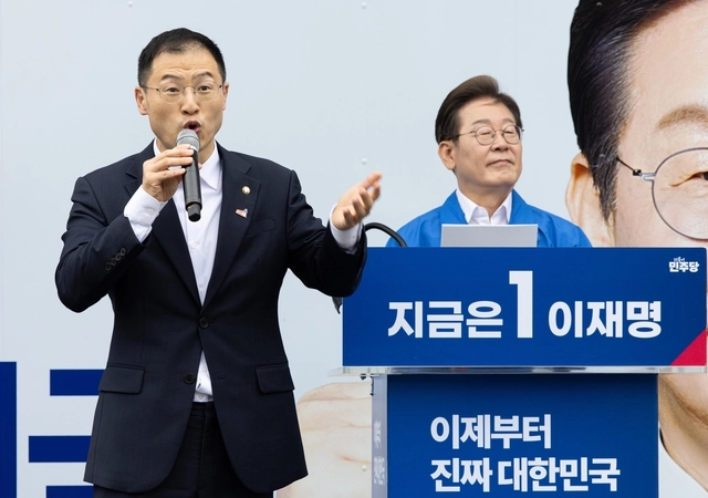 김상욱 무소속 의원이 16일 전북 익산시 익산역 동부광장에서 이재명 더불어민주당 대선 후보 지지 연설을 하고 있다. 뉴시스(공동취재단)