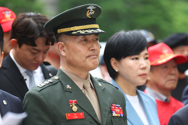 해병대 채모 상병 순직 사건과 관련해 1심에서 무죄를 선고받은 박정훈 전 해병대 수사단장(대령)이 16일 서울 서초구 서울고등법원에서 열린 2심 공판준비기일에 출석하기 위해 법원에 들어서고 있다. 연합뉴스