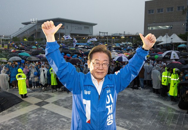 이재명 더불어민주당 대선후보가 16일 전북 정읍시 정읍역 앞에서 열린 유세에서 시민들을 향해 인사하고 있다. 연합뉴스