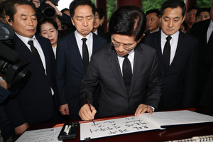 김문수, 광주교도소 같은 독방 수감 박관현 열사 묘역서 눈물