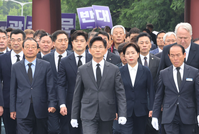 김문수 국민의힘 대통령 후보가 17일 오전 광주 북구 5·18민주묘지를 찾아 참배하기 위해 이동하고 있다. 사진공동취재단/뉴시스
