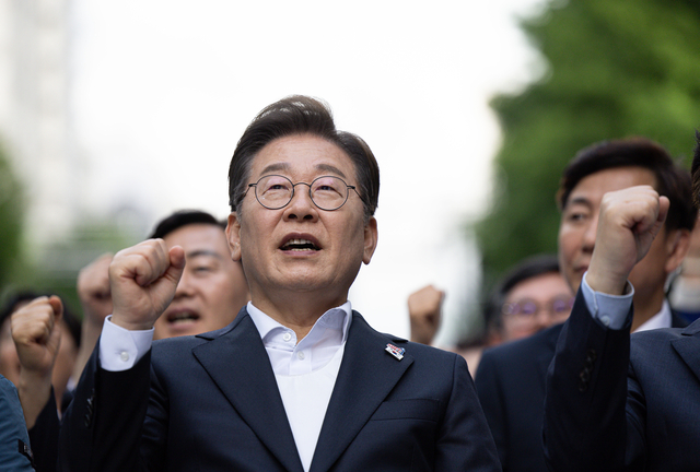 이재명 더불어민주당 대선후보가 17일 광주광역시 동구 금남로에서 열린 5·18 광주민주화운동 45주기 전야제에 참석해 임을 위한 행진곡을 제창하고 있다. 연합뉴스