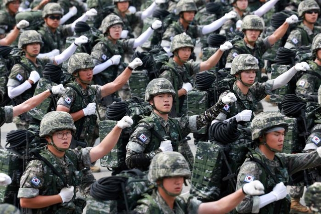 국군의 날 행사를 준비하는 해병대 장병들이 2024년 9월 11일 서울공항에서 진행된 종합예행연습 중 힘차게 행진하고 있다..국방부 제공