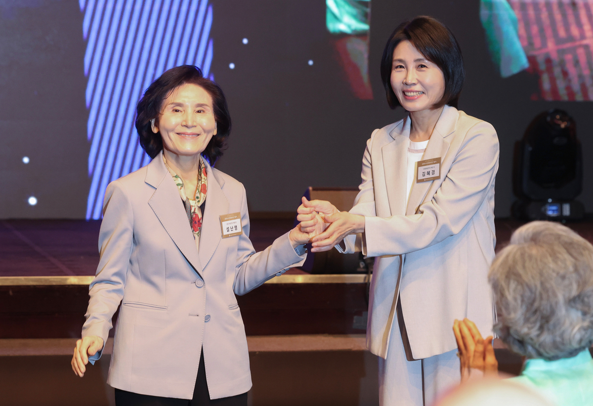 ‘영부인 레이스’ 김혜경·설난영 여사 내조 치열화