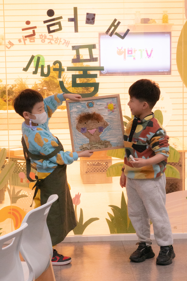 자신의 작품을 들고 미소짓는 아이들. 경기문화재단 제공