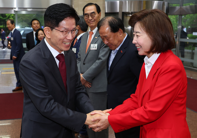 김문수 국민의힘 대선 후보가 15일 ‘자랑스러운 중소기업인협의회 조찬 강연’이 열린 서울 영등포구 중소기업중앙회에 도착해 나경원 공동선거대책위원장과 인사하고 있다. 연합뉴스
