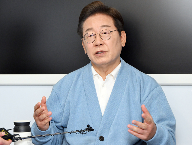 이재명 더불어민주당 대선 후보가 지난 15일 경남 하동군 영호남 화합 다목적 광장에 마련된 버스 스튜디오에서 유튜브 라이브 K-이니셔TV 케미폭발 ‘동서화합’ 라이브를 촬영한 뒤 취재진 질의에 답하고 있다. 곽성호 기자
