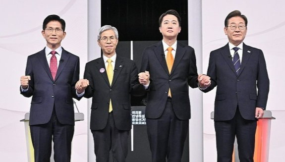 김문수 “대북송금 뇌물 몰랐느냐” vs 이재명 “정치자금 무혐의, 그건 왜 몰랐느냐”