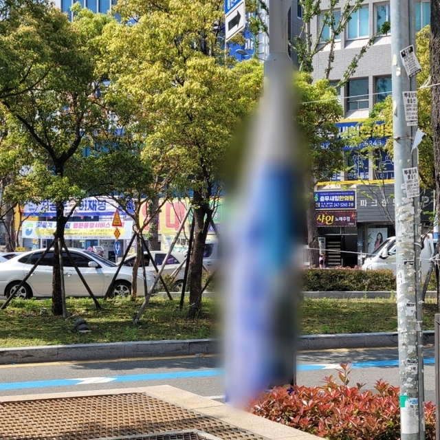 부산의 한 도시철도 역 앞 도로에 게시돼 있는 후보 현수막이 훼손돼 있다. 부산경찰청 제공