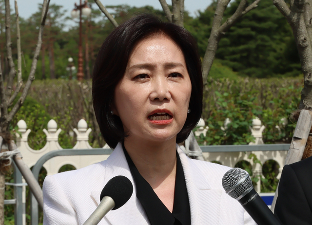 허은아 전 개혁신당 대표가 지난 4월 23일 서울 여의도 국회의사당 앞에서 개혁신당 탈당 선언 기자회견을 하고 있다. 연합뉴스