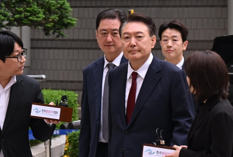 尹 ‘비상계엄 사과’ 질문에 묵묵부답…법정으로