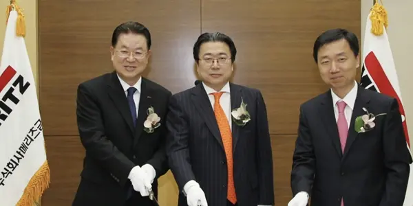 조정호(오른쪽) 회장이 2011년 3월 28일 서울 강남구 역삼동 메리츠타워에서 열린 메리츠금융그룹 출범식에서 원명수(왼쪽) 당시 부회장과 기념촬영을 하고 있다. 연합뉴스