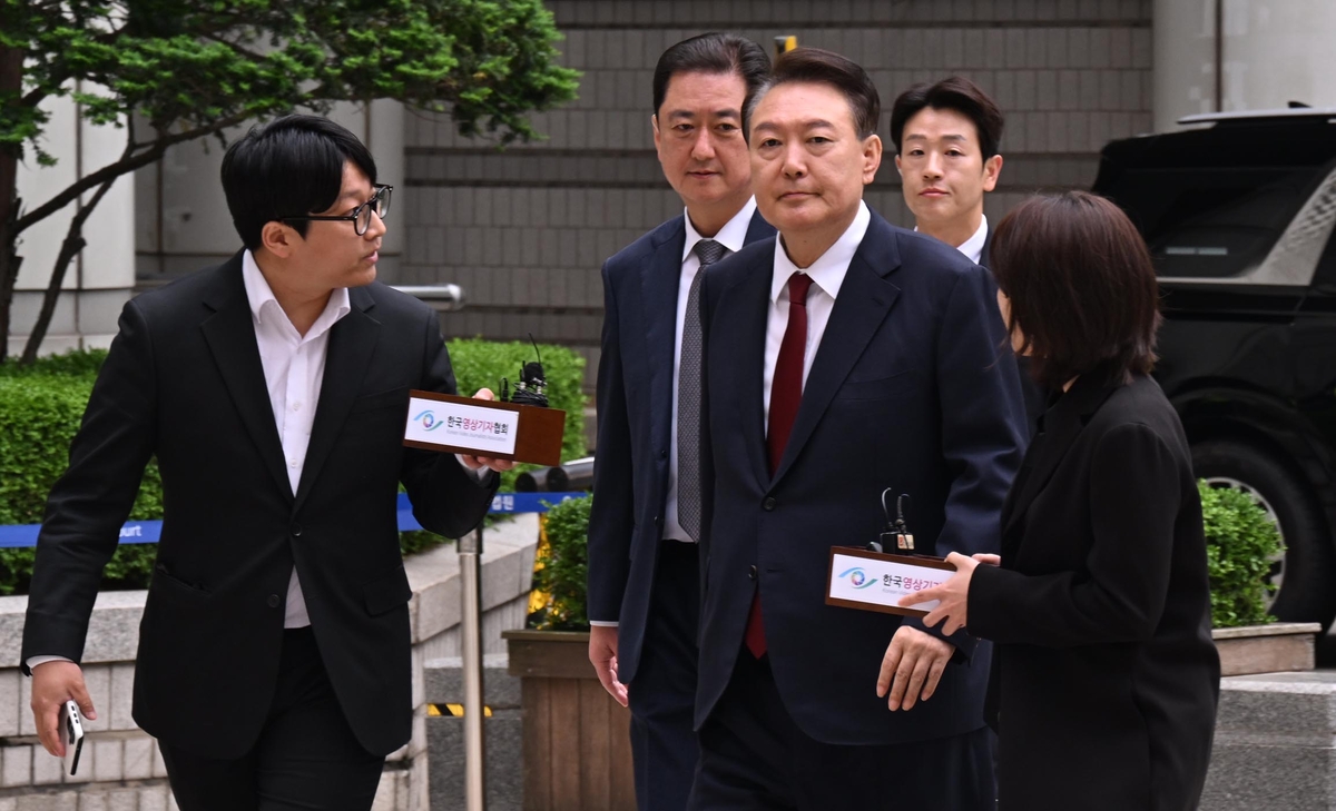 尹 ‘비상계엄 사과’ 질문에 묵묵부답