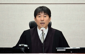 지귀연 “접대 사실아냐”… 민주당 “증거사진 공개”