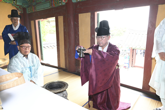 양주시가 19일 오전 백석읍 연곡리에 위치한 충현사에서 ‘2025년 해유령전첩 추모제향’을 엄숙히 봉행하고 있다. 양주시 제공