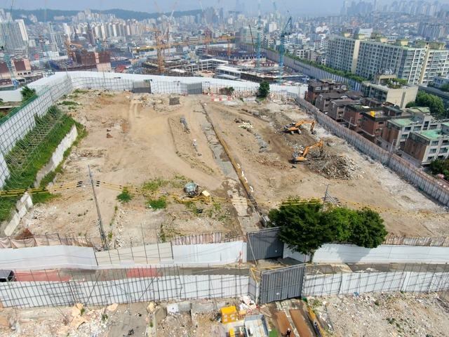 서울 서초구의 드론을 활용한 방배동 비산먼지 특별점점. 서초구청 제공