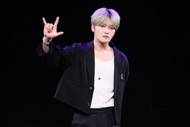 가수 김재중이 19일 오후 서울 마포구 MBC 골든마우스홀에서 열린 새 미니앨범 ‘뷰티 인 카오스(Beauty in Chaos)’ 발매 기자간담회에서 포즈를 취하고 있다. 연합뉴스