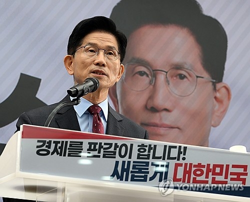 국민의힘 김문수 대선후보가 18일 서울 여의도 국민의힘 중앙당사에서 ‘경제를 판갈이 합니다-새롭게 대한민국’ 경제 공약을 발표하고 있다. 사진공동취재]단
