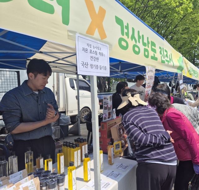서울 서초구에서 열린 직거래장터의 경남 진주시 판매부스. 서초구청 제공