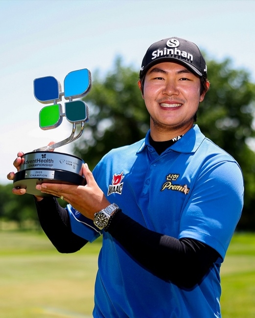 김성현이 19일(한국시간) 미국 미주리주 캔자스시티 블루힐스 컨트리클럽에서 끝난 PGA 2부 콘페리투어 어드밴트헬스 챔피언십에서 우승한 뒤 트로피를 들고 환하게 웃고 있다. 콘페리투어 인스타그램 캡처