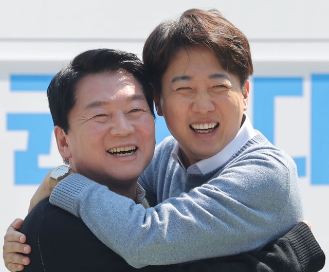 안철수(사진 왼쪽) 국민의힘 의원과 이준석 개혁신당 대선 후보. 연합뉴스