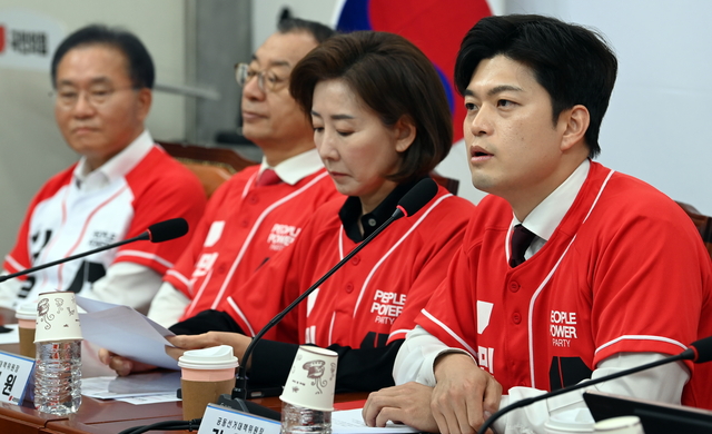 김용태(오른쪽)국민의힘 비상대책위원장이 19일 오전 국회에서 열린 중앙선대위 회의에서 발언하고 있다. 곽성호 기자