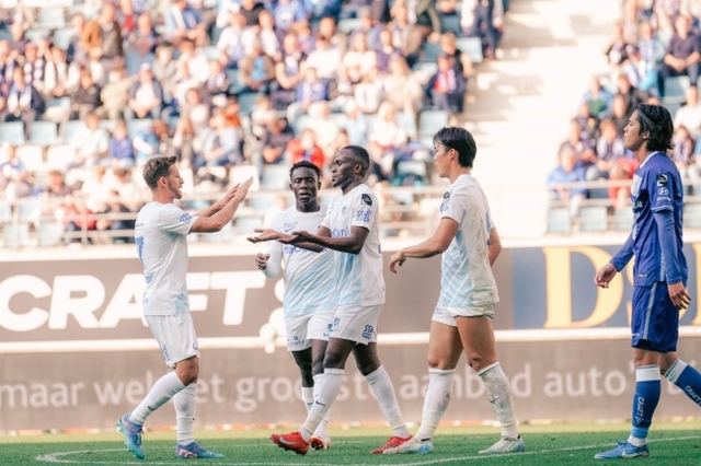 벨기에 프로축구 헹크에서 활약하는 오현규(오른쪽 두 번째)가 19일(한국시간) 벨기에 헨트의 플레닛 그룹 아레나에서 열린 헨드와 2024~2025 주필러리그 챔피언스 플레이오프 9라운드에서 팀 동료의 득점 후 동료들과 기뻐하고 있다. 헹크 홈페이지 캡처