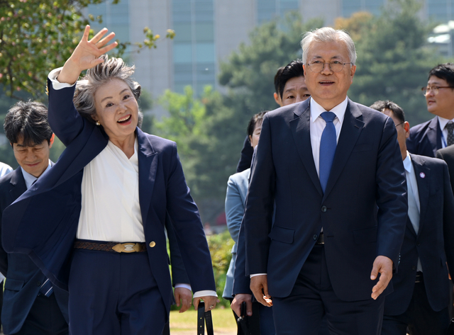 문재인 전 대통령과 김정숙 여사가 4월 25일 서울 여의도 국회 도서관에서 열린 4·27 남북 판문점선언 7주년 기념식에 참석하기 위해 본청에서 이동하고 있다. (공동취재) 뉴시스