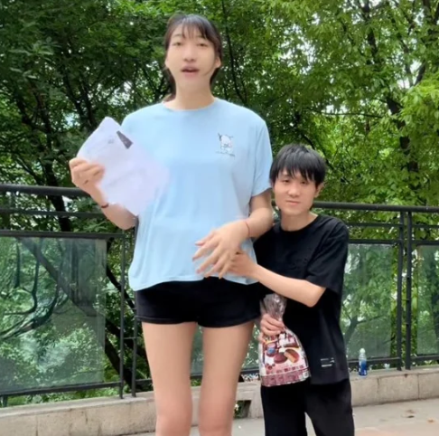 “사랑에 키 차이 무슨 상관” 168㎝ 男과 220㎝ 女 커플 …부모 반대에도 ‘임신’ 발표