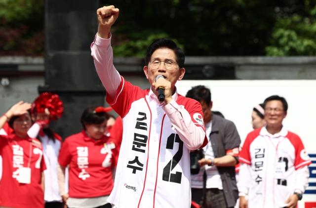 김문수 국민의힘 대선 후보가 20일 서울 서초구 고속터미널역 인근에서 집중유세를 하고 있다. 연합뉴스