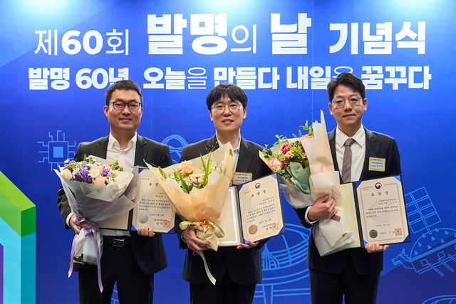 지난 19일 열린 ‘제60회 발명의 날’ 기념식에서 전인욱(왼쪽) HL만도 책임연구원, 박제상 (가운데) HL만도 책임연구원, 김순태(오른쪽) HL클레무브 책임연구원이 기념 촬영을 하고 있다. HL그룹 제공.