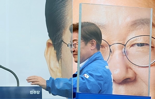더불어민주당 이재명 대선 후보가 20일 경기 고양시 일산문화광장에서 열린 집중유세에서 연설하기 위해 방탄 유리막이 설치된 연단으로 이동하고 있다. 연합뉴스