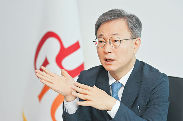 장인홍 구로구청장이 지난 14일 문화일보와 인터뷰하며 “주민과의 소통, 신뢰 구축이 가장 중요하다”고 강조하고 있다. 백동현 기자