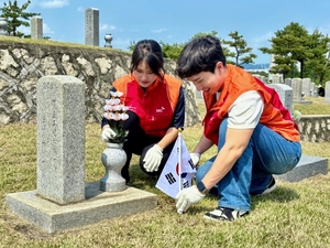 SKC, 현충일 맞아 호국영령 묘역 정화활동