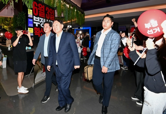 윤석열 전 대통령이 21일 오전 서울 중구 메가박스 동대문점에서 다큐멘터리 영화 부정선거, 신의 작품인가를 관람하기 위해 이동하고 있다. 2025.05.21. 백동현 기자