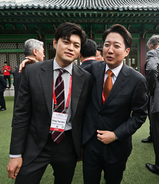 이준석(오른쪽) 개혁신당 대통령 선거 후보와 김용태 국민의힘 비상대책위원장이 21일 오전 서울 신라호텔에서 열린 아시안리더십콘퍼런스에 참석, 이야기를 나누고 있다. 국회사진기자단
